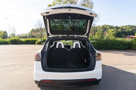 Tesla Model X 16 of 24