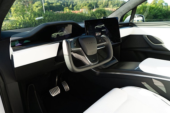 Tesla Model X 4 of 24