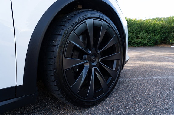 Tesla Model X 10 of 24