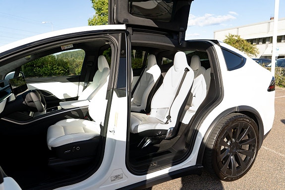 Tesla Model X 8 of 24