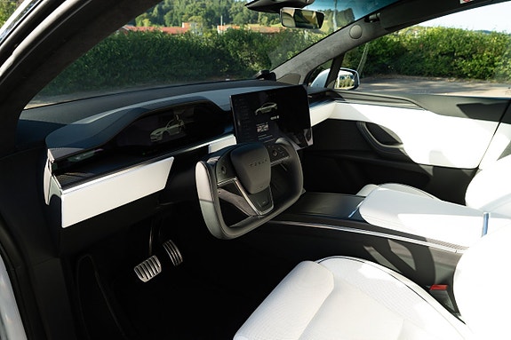 Tesla Model X 15 of 24