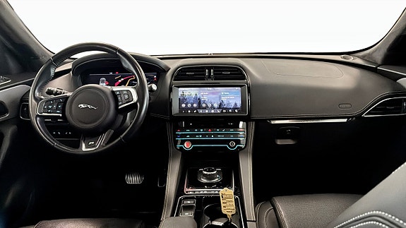 Jaguar F-PACE 4 of 26