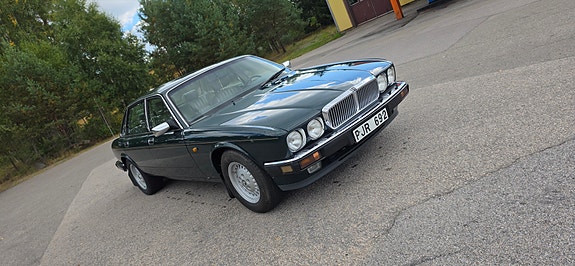 Jaguar XJ 4 of 12