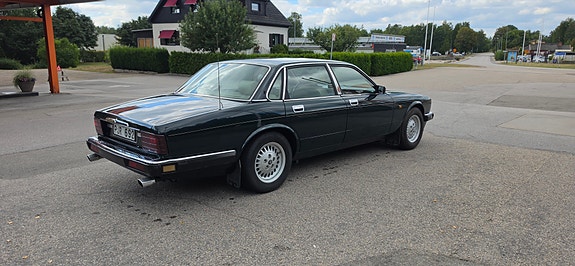 Jaguar XJ 7 of 12