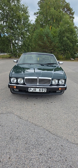 Jaguar XJ 3 of 12