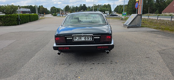 Jaguar XJ 8 of 12