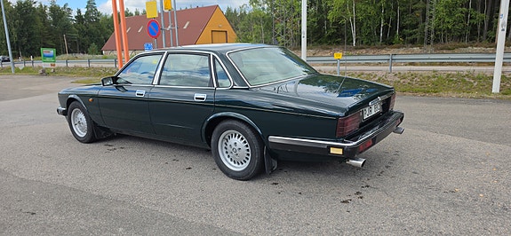 Jaguar XJ 9 of 12