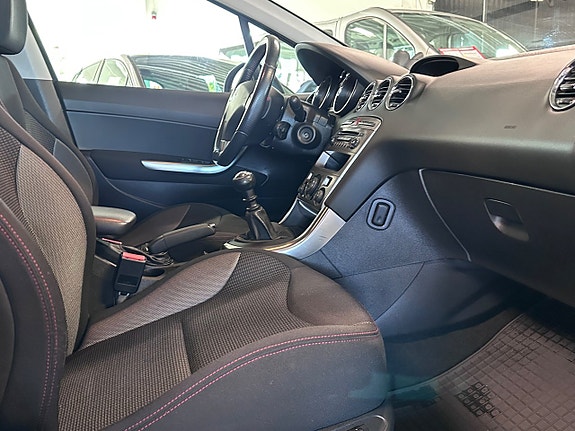 Peugeot 308 SW 7 of 8
