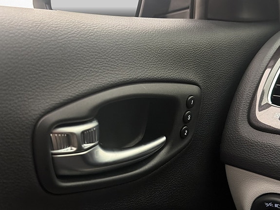 Jeep Compass 13 of 30