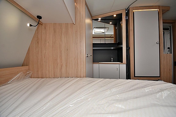Knaus 450 FU Sport, Dubbelbädd 17 of 27