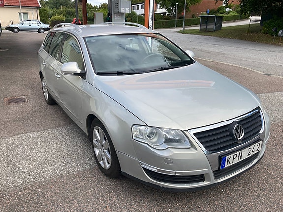Volkswagen Passat 2 of 9