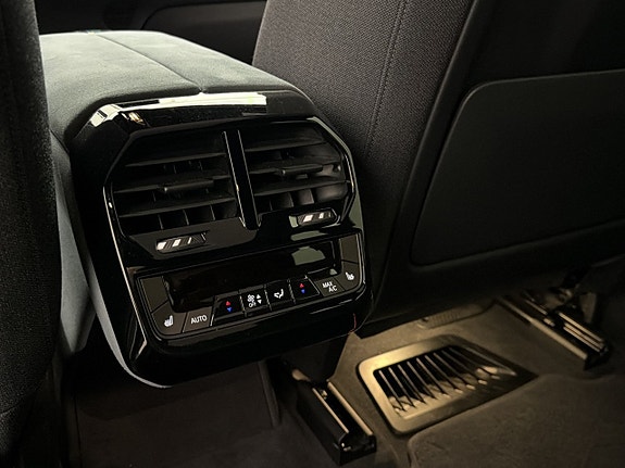 BMW iX 26 of 30