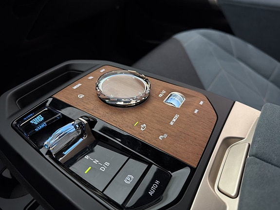 BMW iX 23 of 30