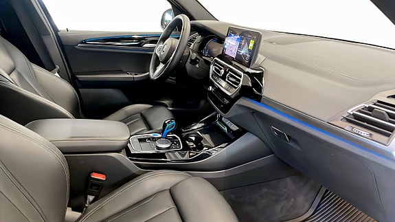BMW iX3 3 of 11