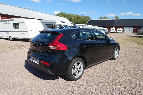 Volvo V40 2 of 28