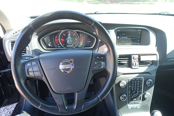 Volvo V40 11 of 28