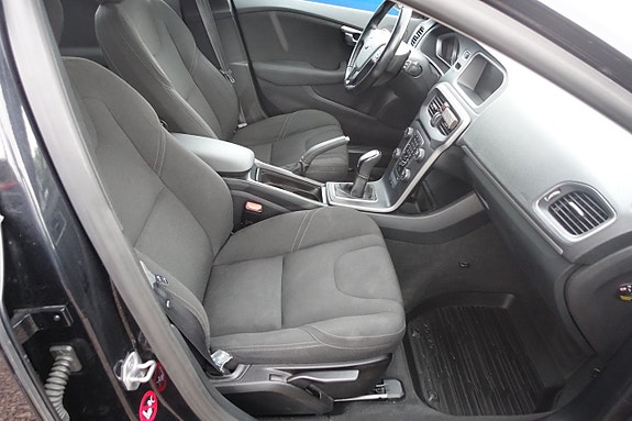 Volvo V40 10 of 28