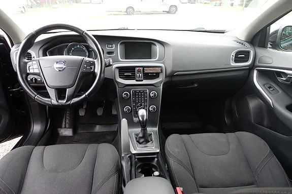 Volvo V40 7 of 28