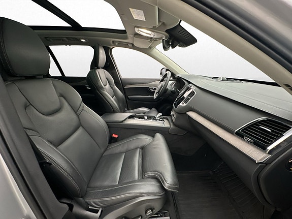 Volvo XC90 10 of 30