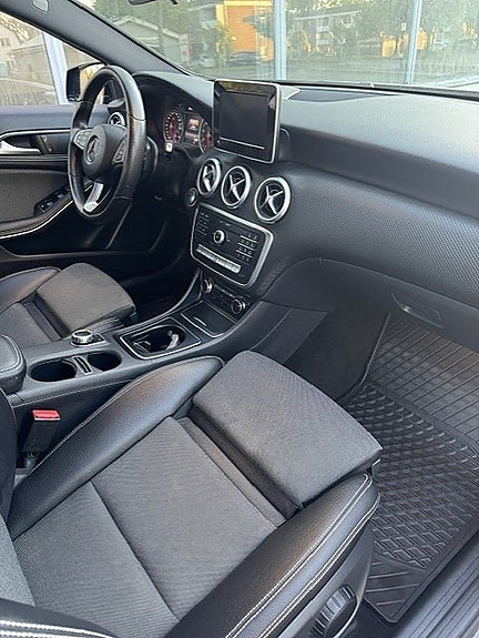 Mercedes-Benz A180 3 of 8
