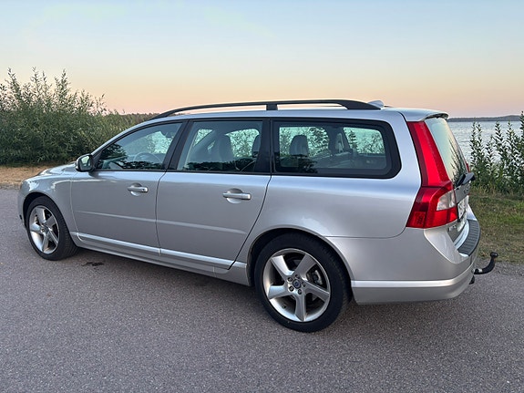 Volvo V70 2 of 6