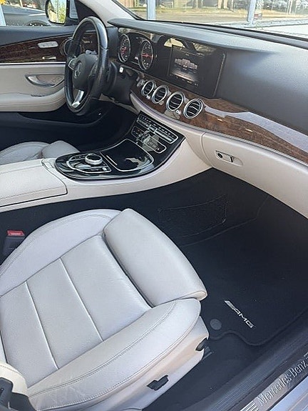 Mercedes-Benz E220 2 of 7