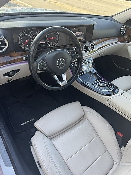 Mercedes-Benz E220 3 of 7