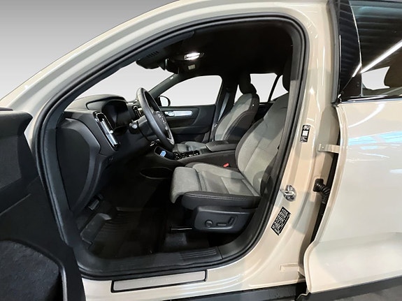 Volvo XC40 9 of 16