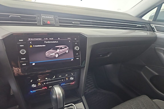 Volkswagen Passat 16 of 19