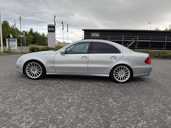 Mercedes-Benz E280 2 of 9