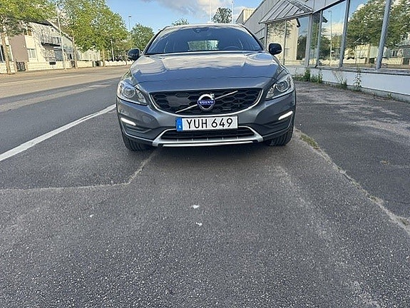 Volvo V60 Cross Country 2 of 7