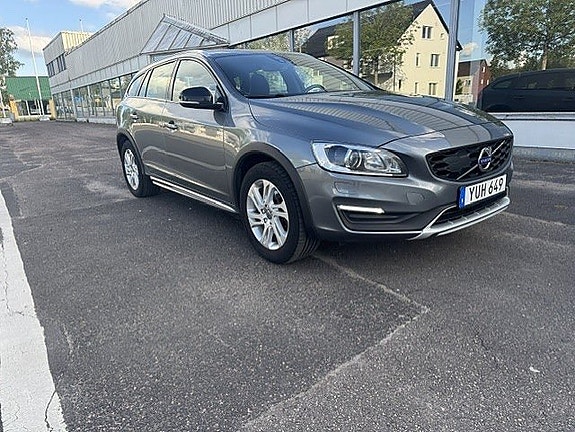 Volvo V60 Cross Country 3 of 7