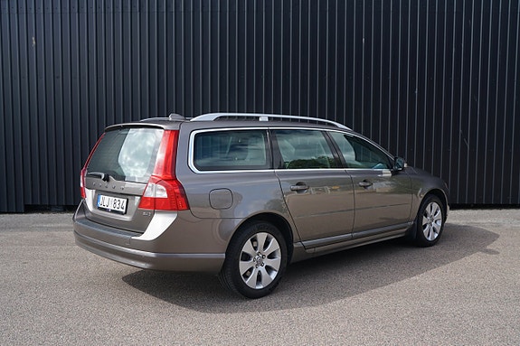 Volvo V70 2 of 17