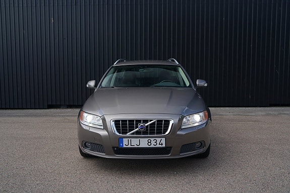 Volvo V70 3 of 17
