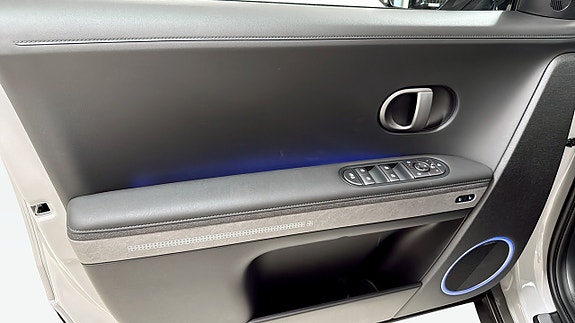 Hyundai IONIQ 11 of 12