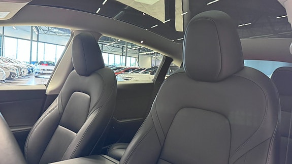Tesla Model Y 9 of 23