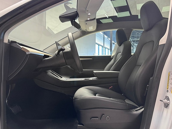 Tesla Model Y 7 of 23