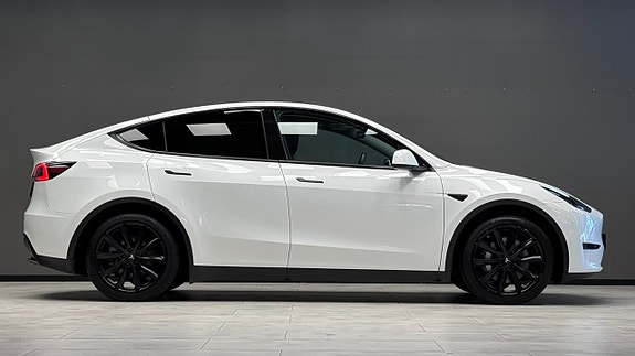 Tesla Model Y 5 of 23