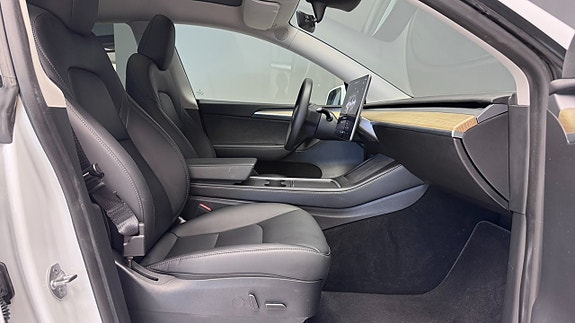 Tesla Model Y 8 of 23