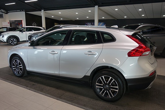 Volvo V40 Cross Country 2 of 6