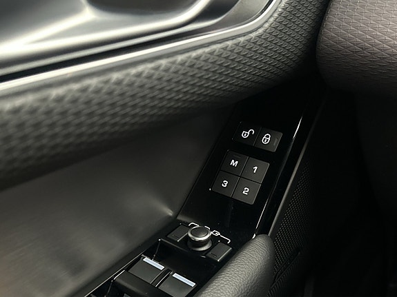 Land Rover Range Rover Velar 13 of 30