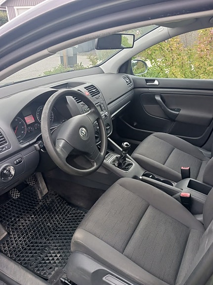 Volkswagen Golf V 2 of 6