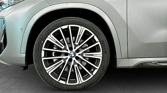 BMW iX1 9 of 12