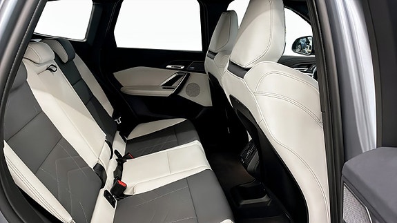 BMW iX1 5 of 12