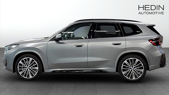 BMW iX1 6 of 12