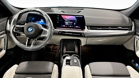 BMW iX1 4 of 12