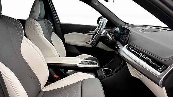 BMW iX1 3 of 12
