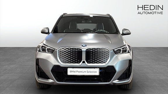 BMW iX1 8 of 12