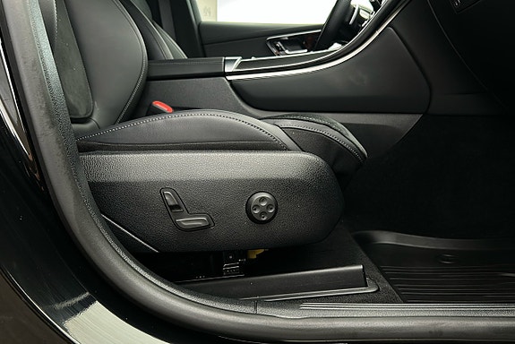 Mercedes-Benz GLC300 e 19 of 28
