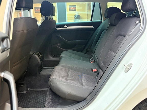 Volkswagen Passat 13 of 28